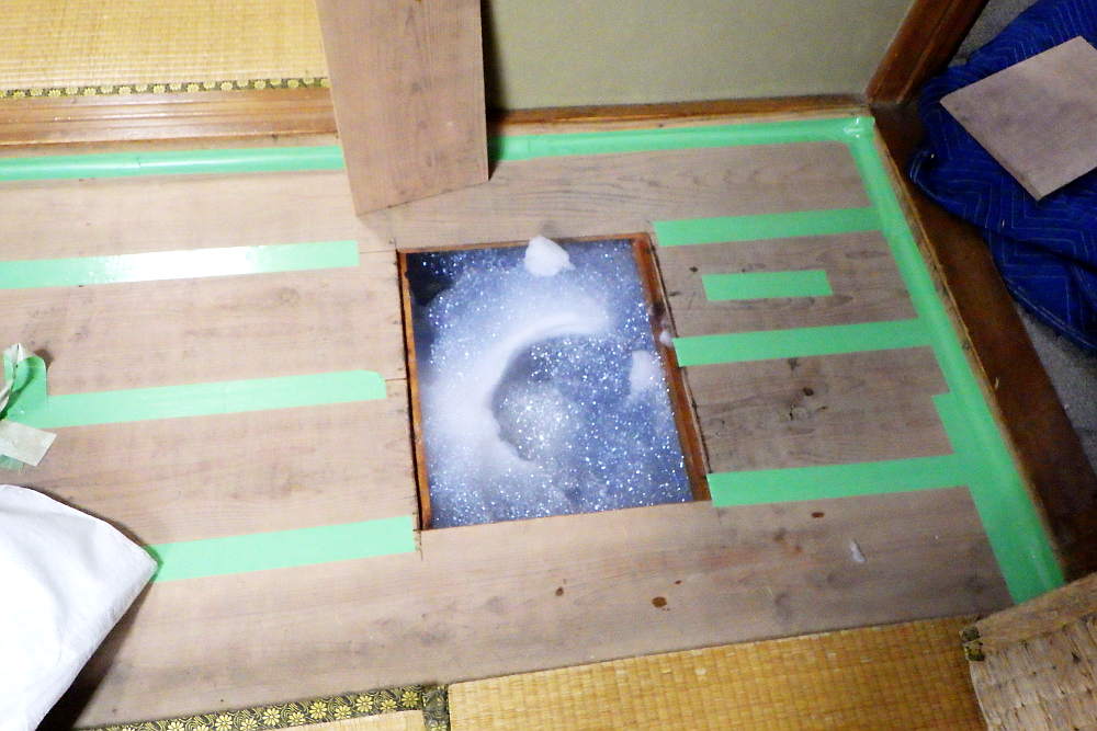 施工中のシロアリ発泡消毒