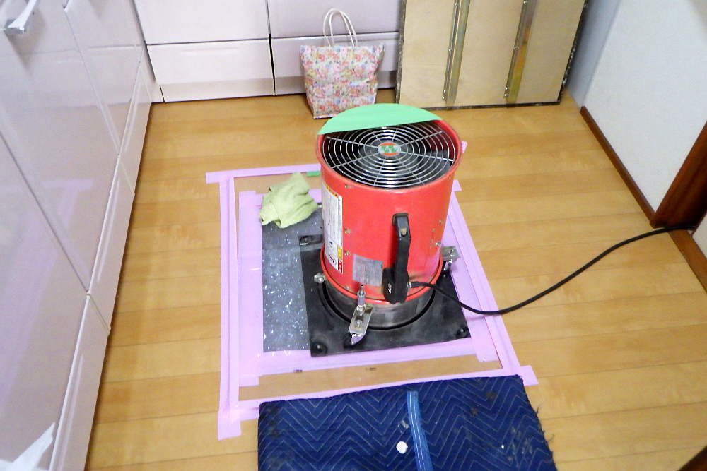施工中のシロアリ発泡消毒