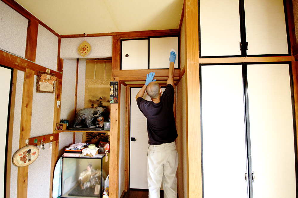 襖取っ手部分の清拭消毒作業