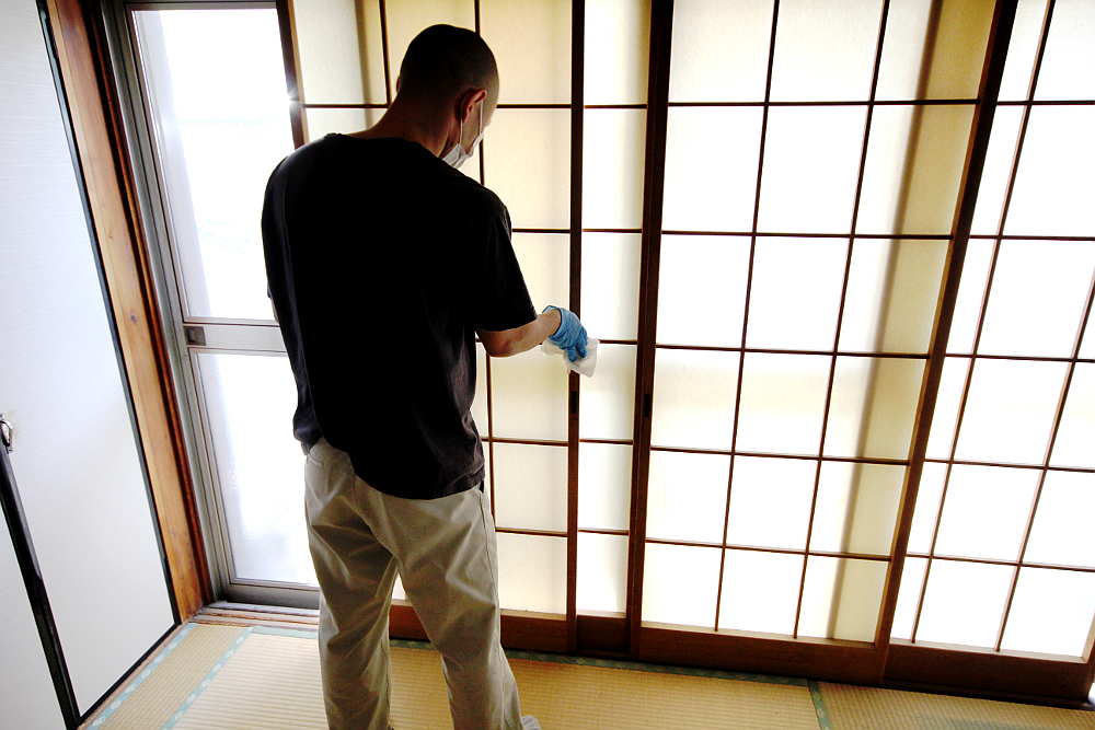 障子の清拭消毒作業