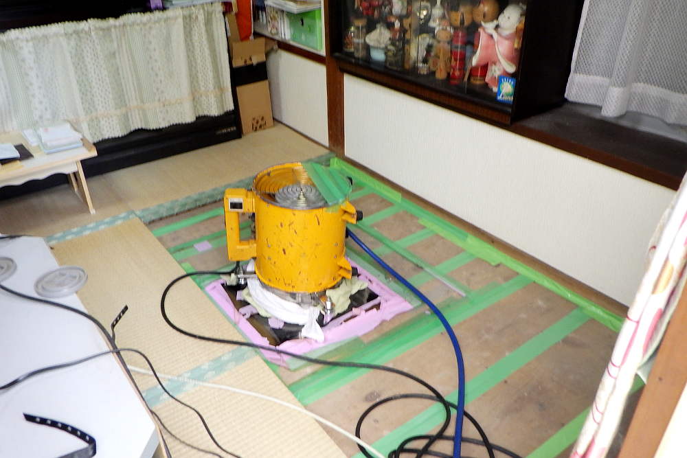 施工中のシロアリ発泡消毒
