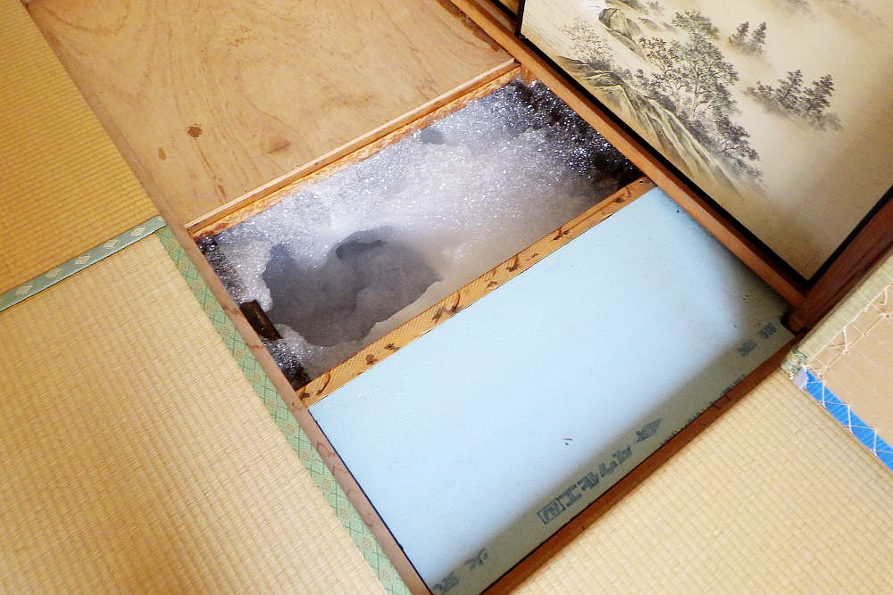 施工中のシロアリ発泡消毒