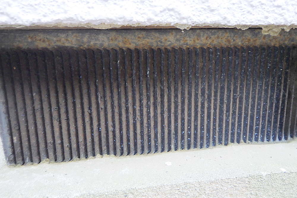 施工中のシロアリ発泡消毒