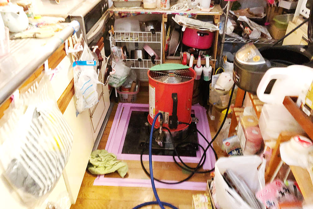 施工中のシロアリ発泡消毒