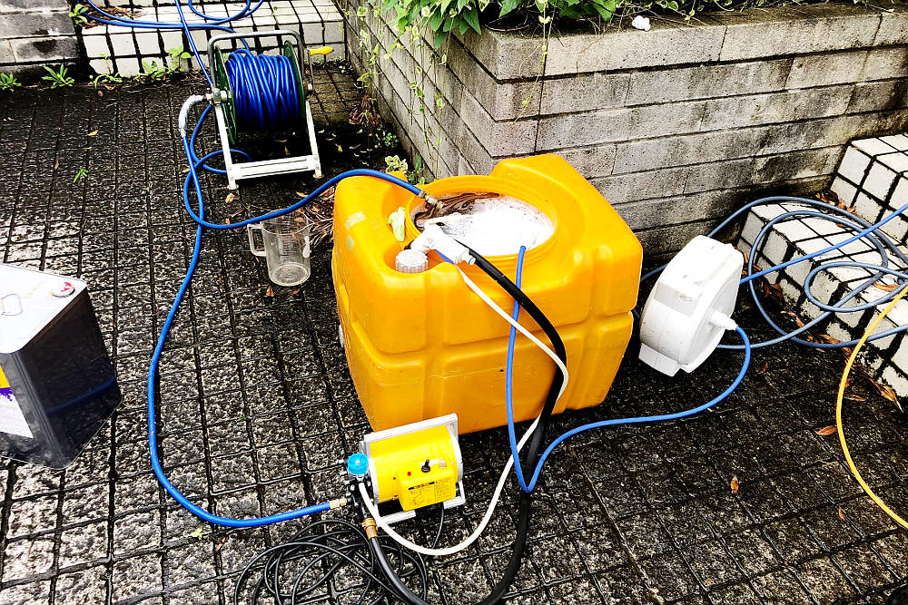 施工中のシロアリ発泡消毒