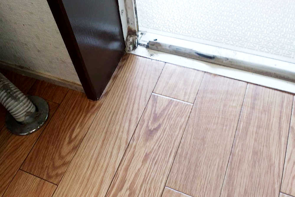 交換後の洗面室床