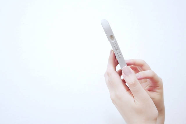 問い合わせする女性