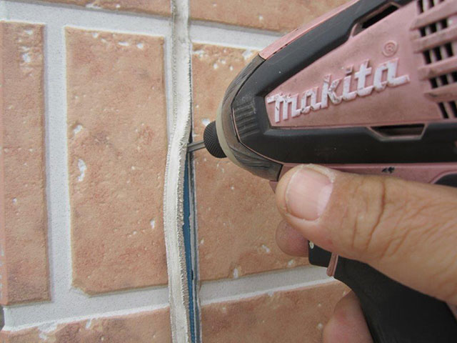 スピンカッターで目地取り外し