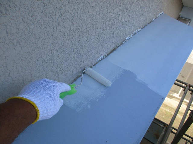 塗装作業中の庇