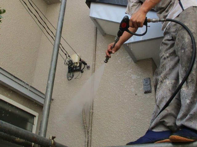 高圧洗浄を施工中の外壁