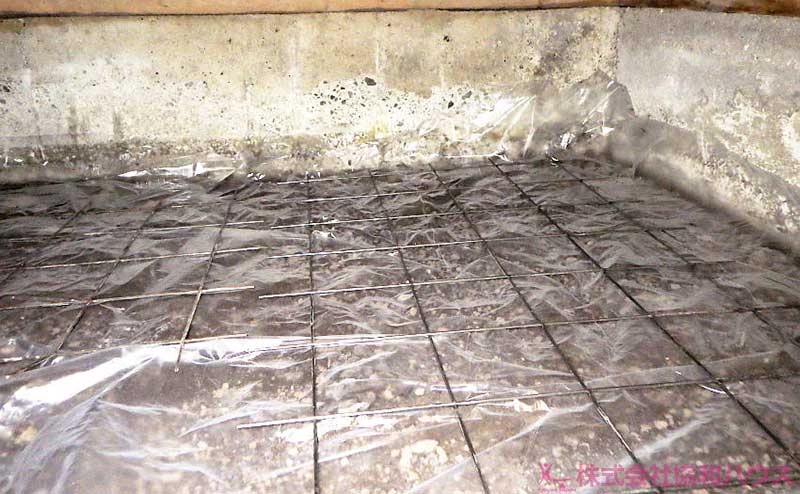 床下に設置した防湿シートの上にメッシュ筋の敷設作業