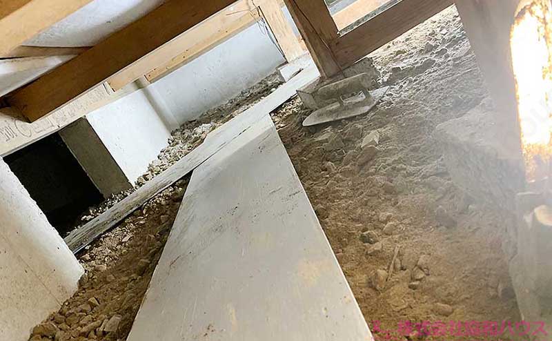 床下に事前にコンクリートを効率よく運べるように道を作る