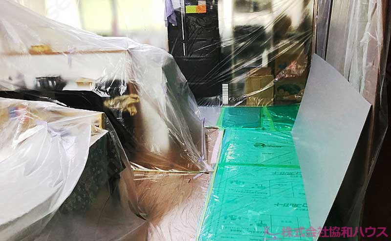 床下点検口のある部屋全体の養生作業