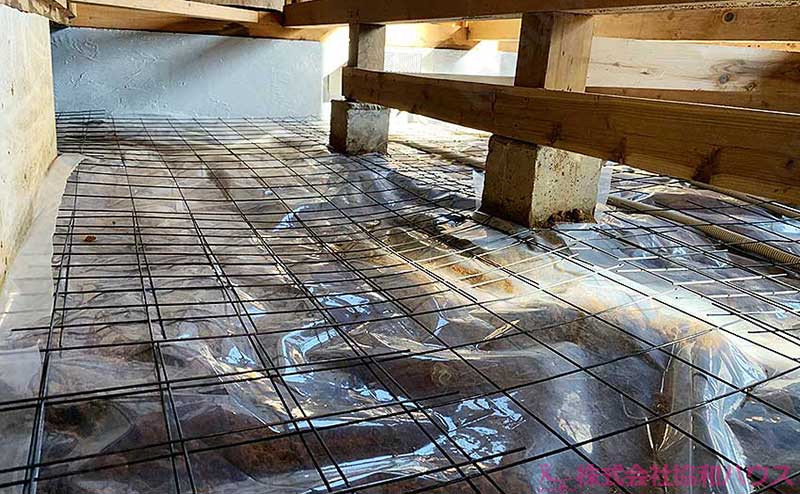 床下全体にメッシュ筋敷設作業