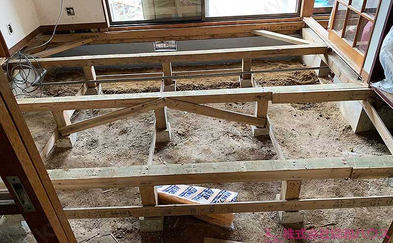 床を解体して大引きのみ残っている状態の部屋