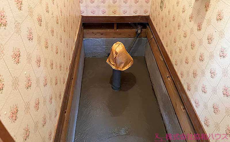 コンクリートを流し込んだトイレの床下