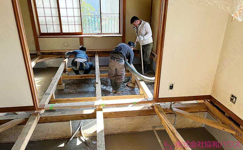 左官職人によるコンクリートのならし作業