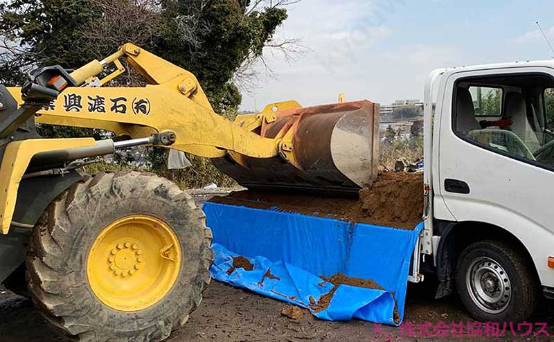 残土処分場で床下の土の処理作業