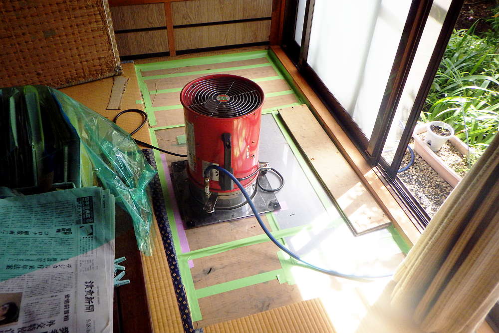 施工中のシロアリ発泡消毒