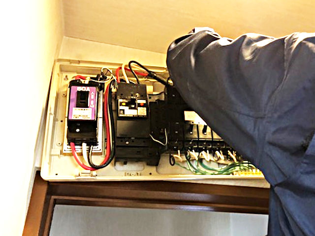 蓄電池とパワーコンディショナーの取り付け