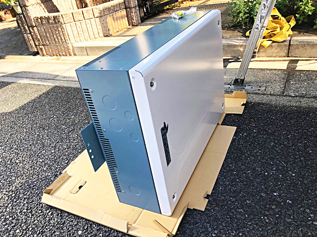 蓄電池とパワーコンディショナーの取り出し