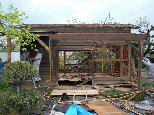 小屋の前方の木枠解体