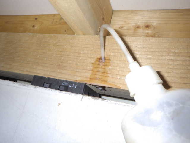床下木部に消毒液を注入