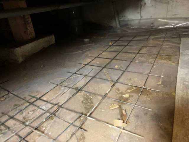 防湿シートとメッシュ筋の敷設