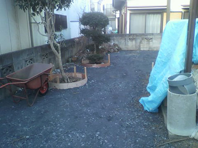 庭木を木枠で囲む