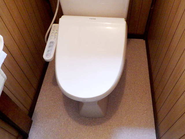 新しい床材を貼り込んでトイレを取り付け