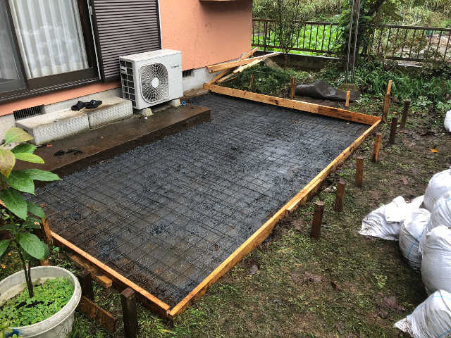砕石を敷いてメッシュ筋を敷く