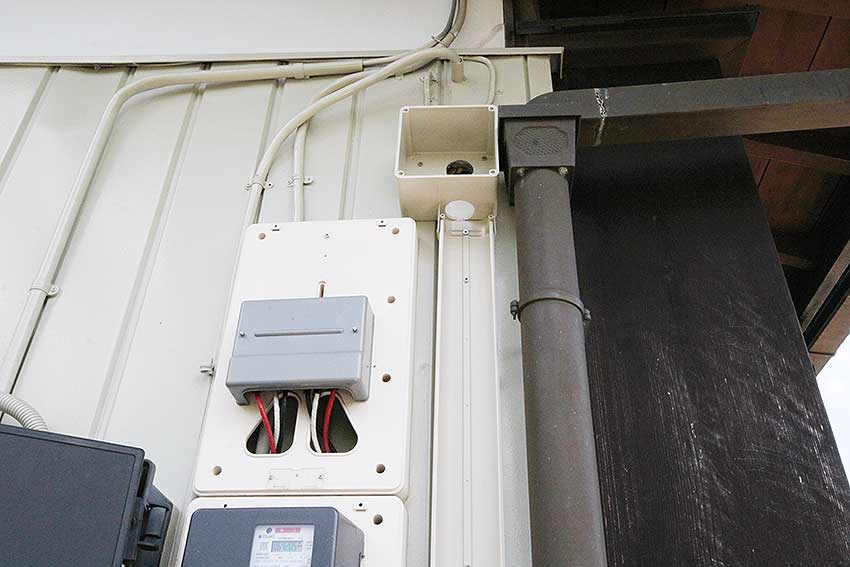 分電盤付近の外壁に穴をあける