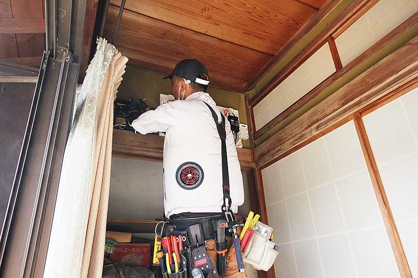 分電盤に電気配線接続