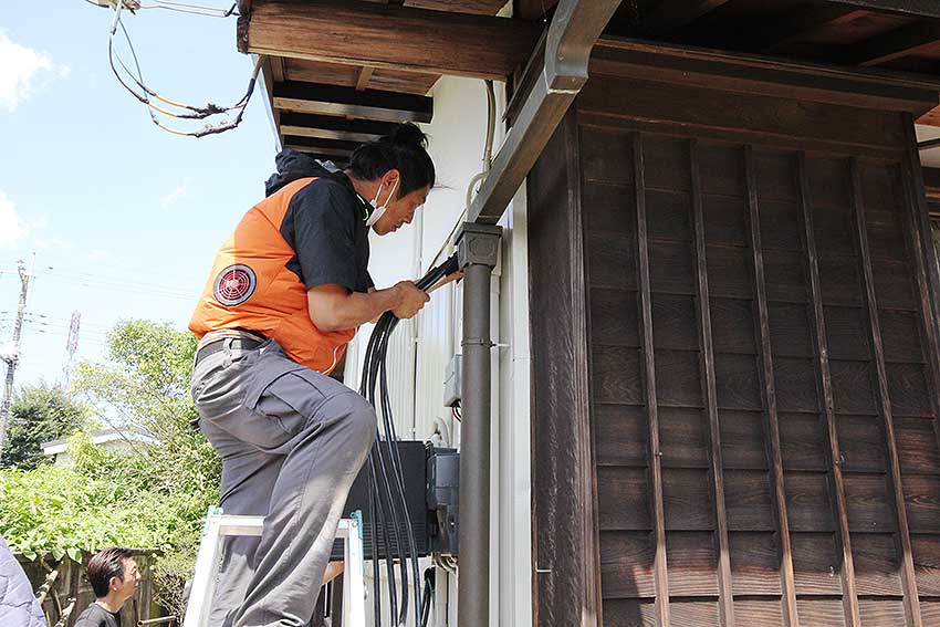 電気配線を室内に送る