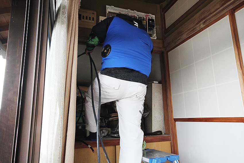 室内で電気配線の受け取り