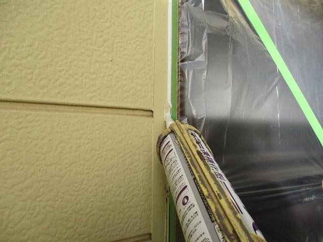 コーキング打ち作業をしているサッシ