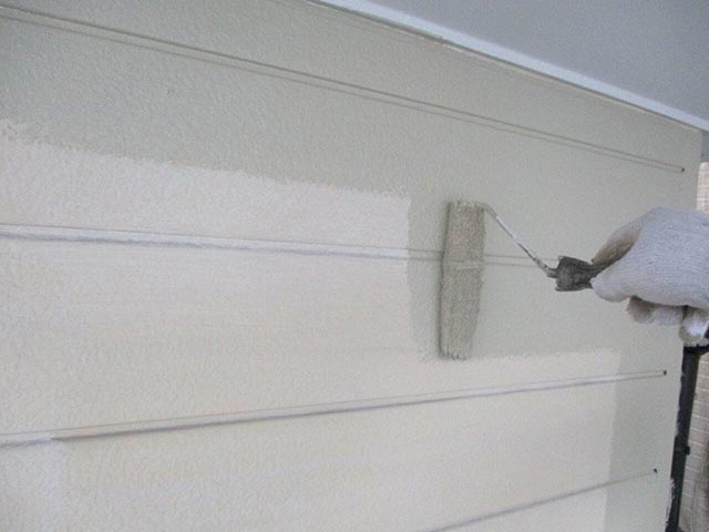 中塗りを塗装している外壁