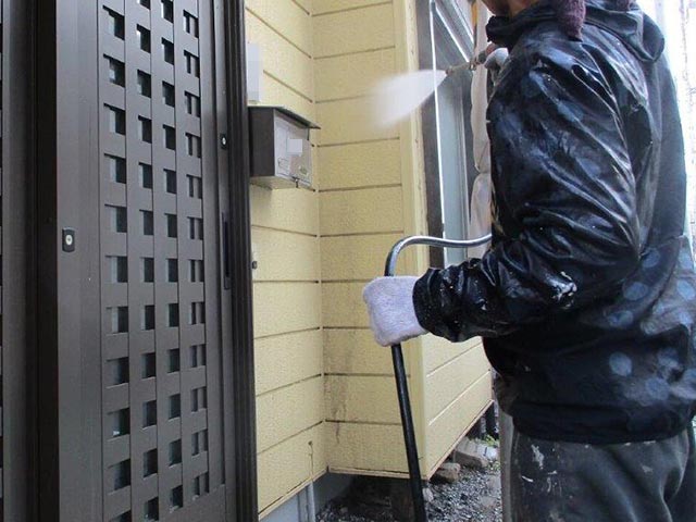 高圧洗浄を施工中の外壁