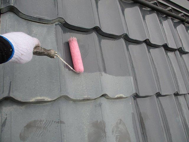 下塗りを塗装している屋根