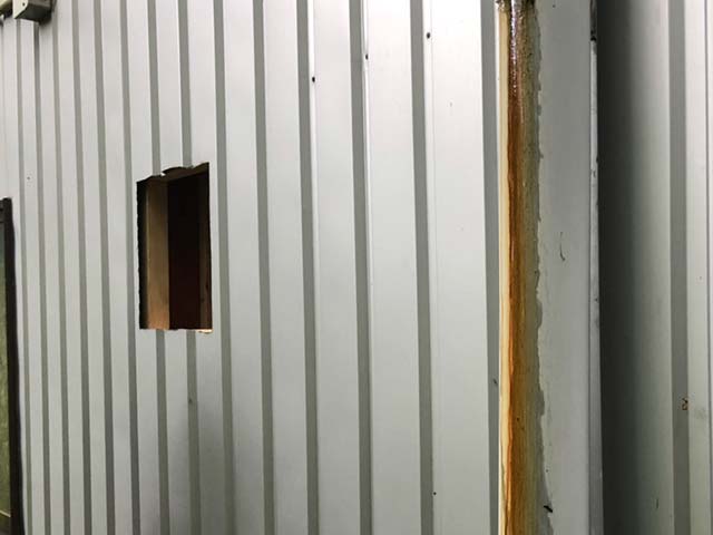 離れ小屋に開けた穴