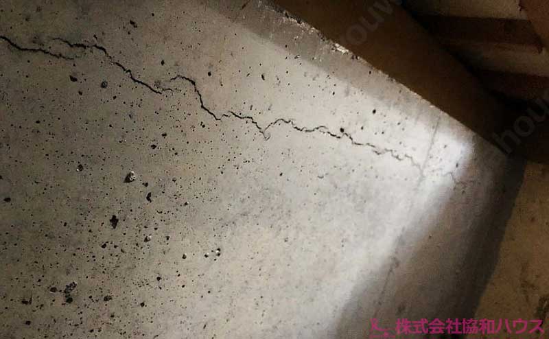基礎に発生した横向きのひび割れ