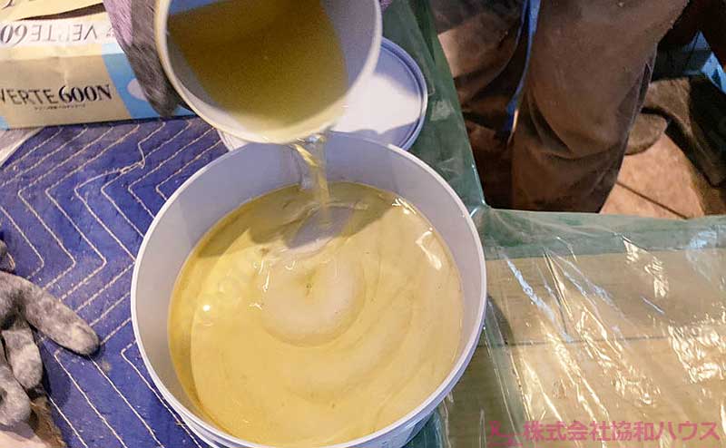 タックダイン上塗り用の主剤のなかに硬化剤を入れる