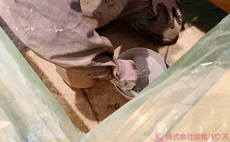 タックダイン上塗り材をもって床下に入り込む