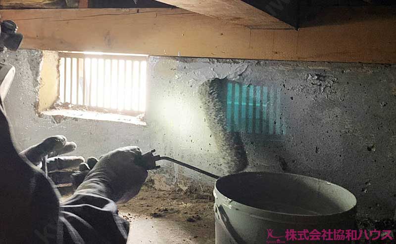 タックダイン補強材の上塗りを塗布