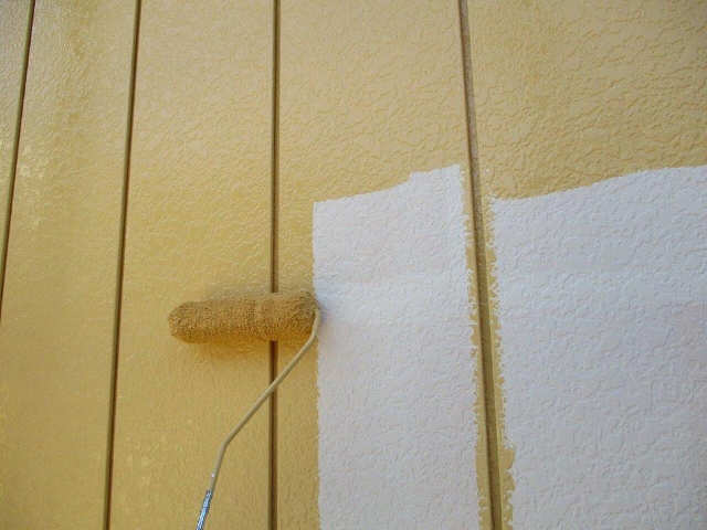外壁の中塗り作業