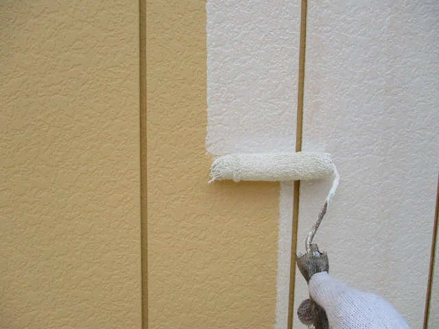 外壁の下塗り作業