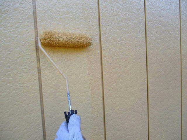 外壁の上塗り作業