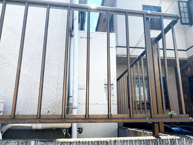 脚部カバー・雨樋の取り付け