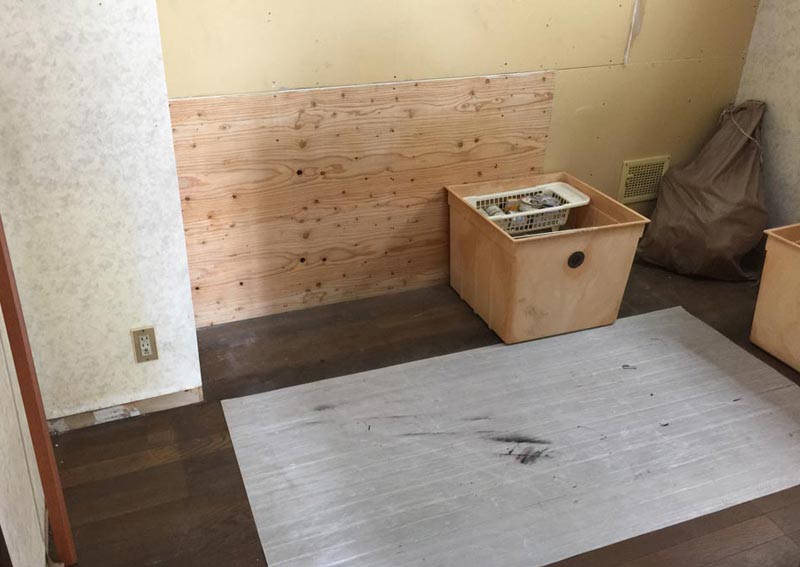 リフォーム前のキッチン背面壁側収納を撤去