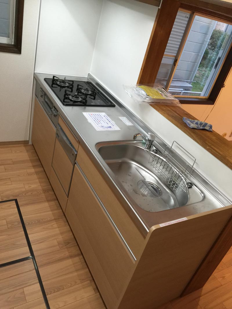 施工前のキッチン上部収納部分